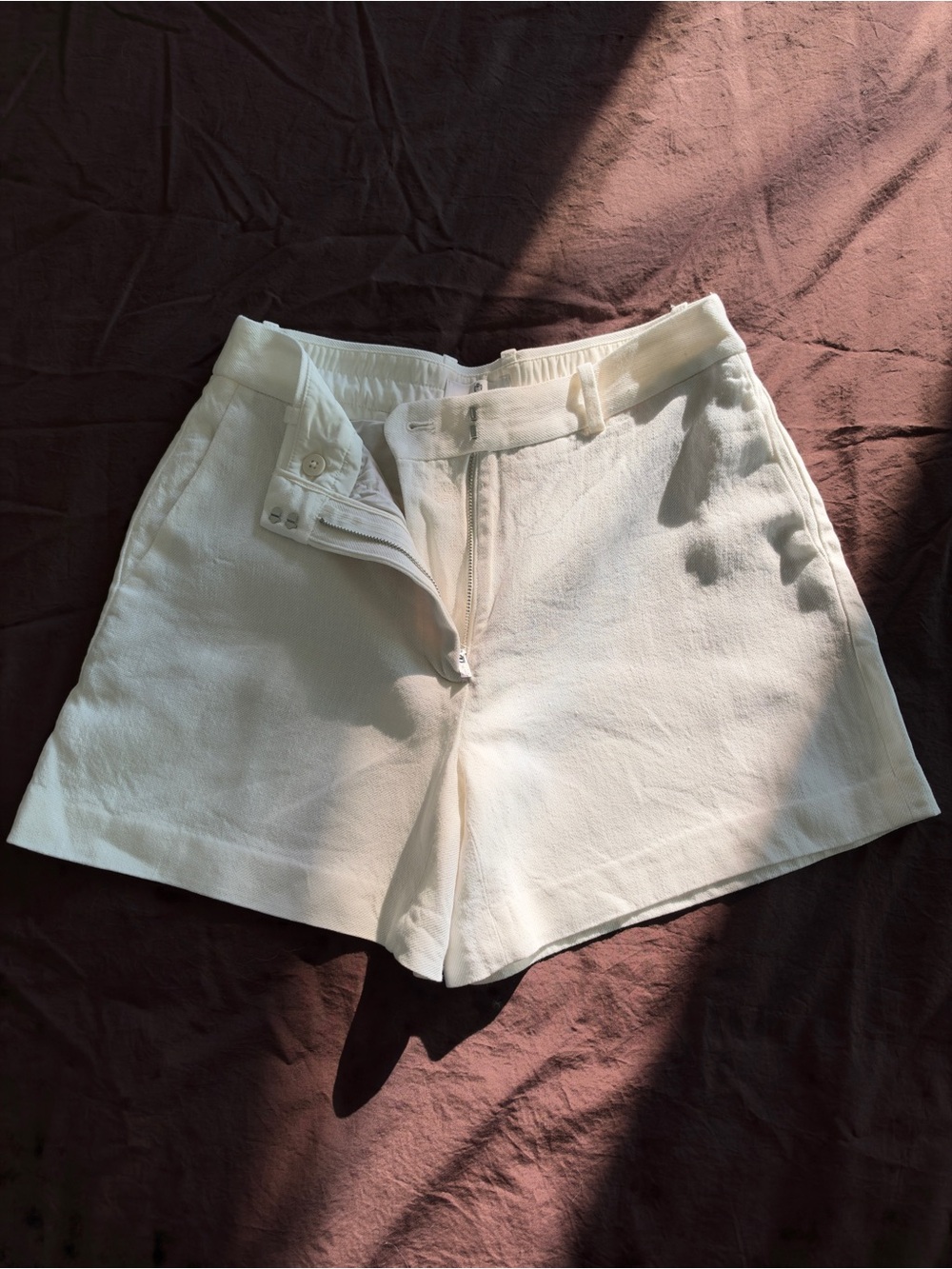 Aritzia Babaton Agency Mid-Thigh Shorts in white. Size 6